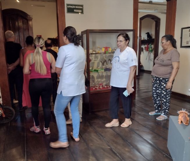 api-modulos/fotos/img/galeria_cat_culturais_535/535/13483/VISITA GUIADA POR ALAÉRCIO DELFINO, CAPS II, RESPONSÁVEL WINNIE, 10.10.2025 (10).jpg